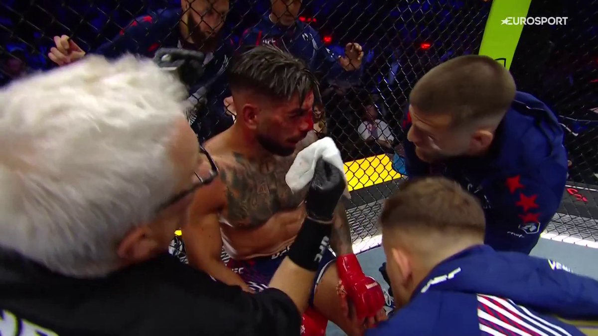 Aleksandre decide no seguir, el árbitro para la pelea. 💔 Ilia Topuria pierde el cinturón de campeón y el invicto ante Justin Gaethje en una auténtica batalla en la que aguantó tirando de corazón. #UFCWhiteHouse #UFCHBOMax