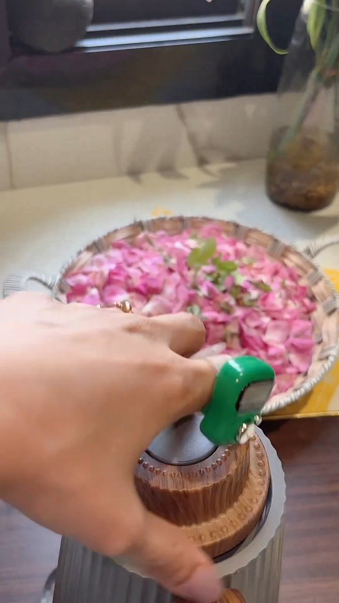 وضع قطعة ثلج على الهيل في ثلاجة القهوة