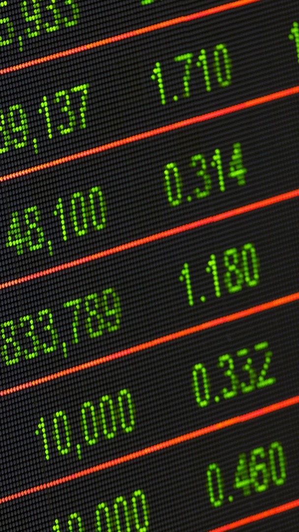Millionnaire avec 50 euros par mois sur un ETF, vraiment ? 🤑 C'est une martingale apparue avec la popularité grandissante des ETF : il suffirait d'investir 50 euros par mois pour être millionnaire à sa retraite. 💬 Anthony Petitpas, créateur de contenus financiers