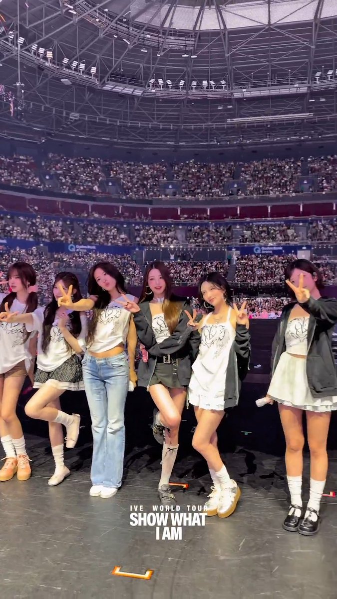 [📸] 𝑆𝐻𝑂𝑊 𝑊𝐻𝐴𝑇 𝐼 𝐴𝑀 in SYDNEY ✈️ #IVE #아이브 #SHOW_WHAT_I_AM