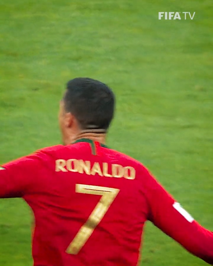 Il y a 8 ans jour pour jour, Cristiano Ronaldo 🇵🇹 inscrivait UN TRIPLÉ face à l’Espagne 🇪🇸 à la Coupe du monde. 🐐⚽️⚽️⚽️
