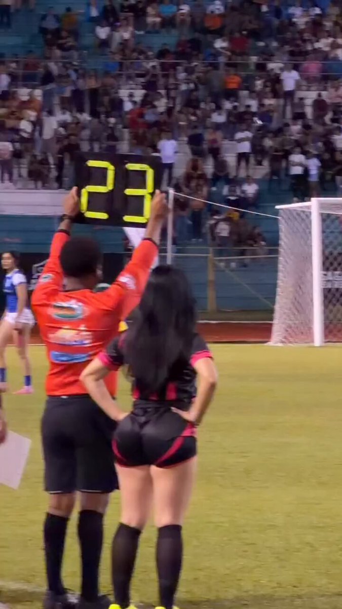 No way she stole all the attention on the field. 🤯🤯