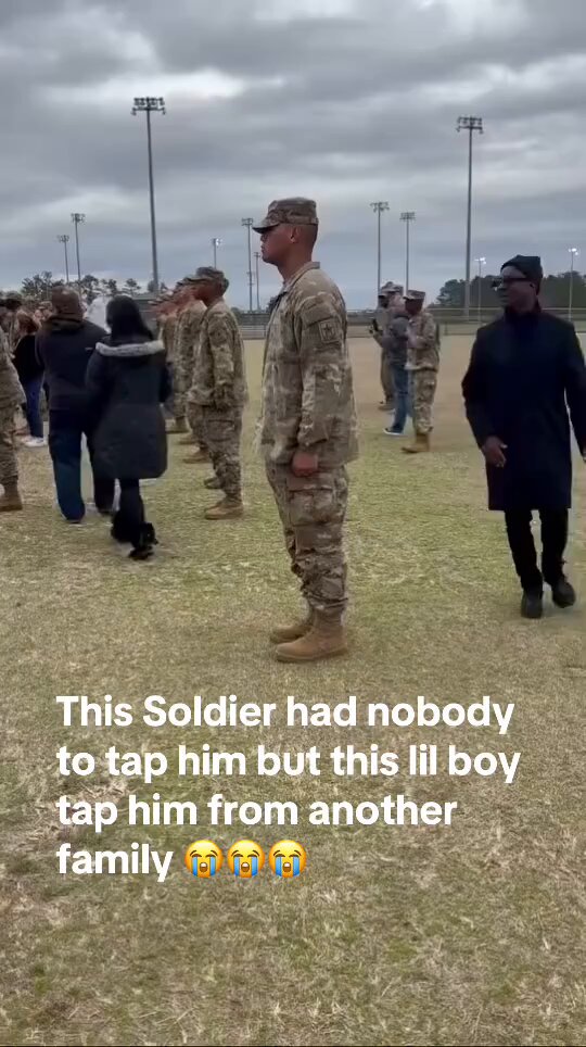 This soldier had nobody to tap him out… until this little man from another family stepped up. ❤️🥺