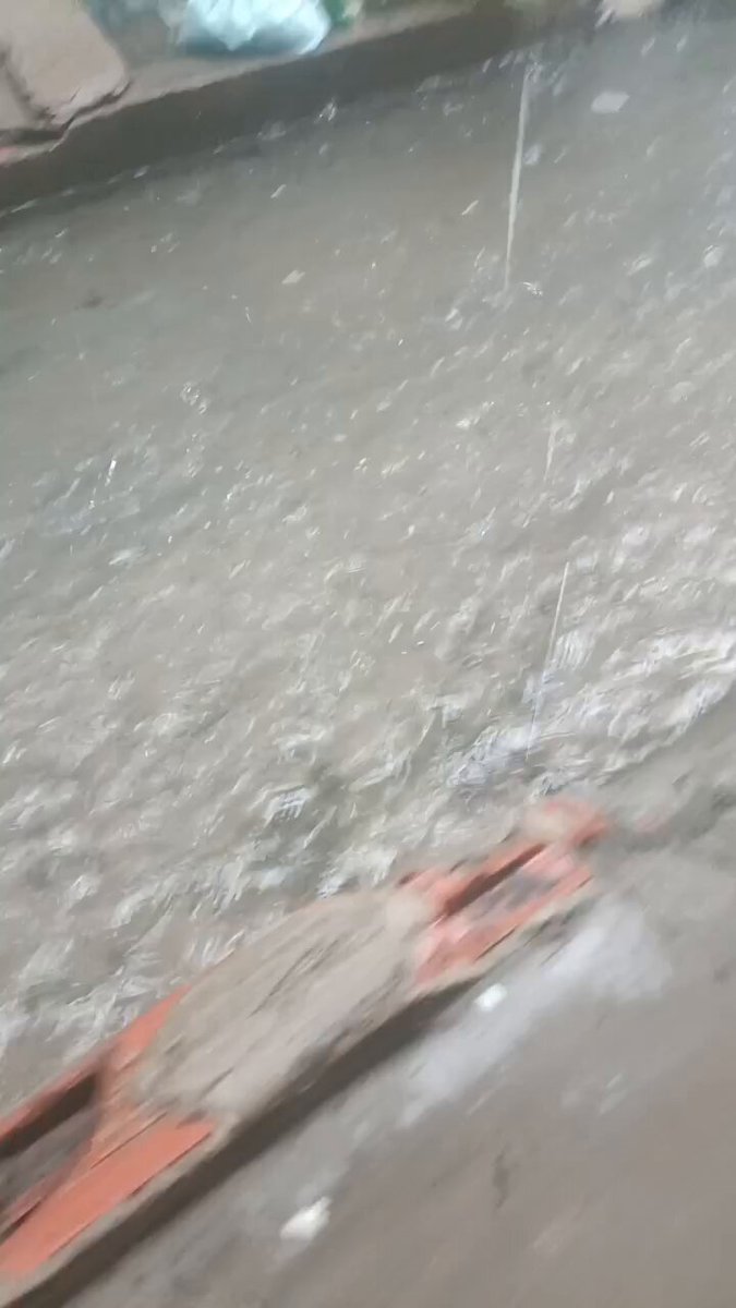 Dáng ngồi ngắm mưa rơi nước ngập Hết ham thật chứ haha
