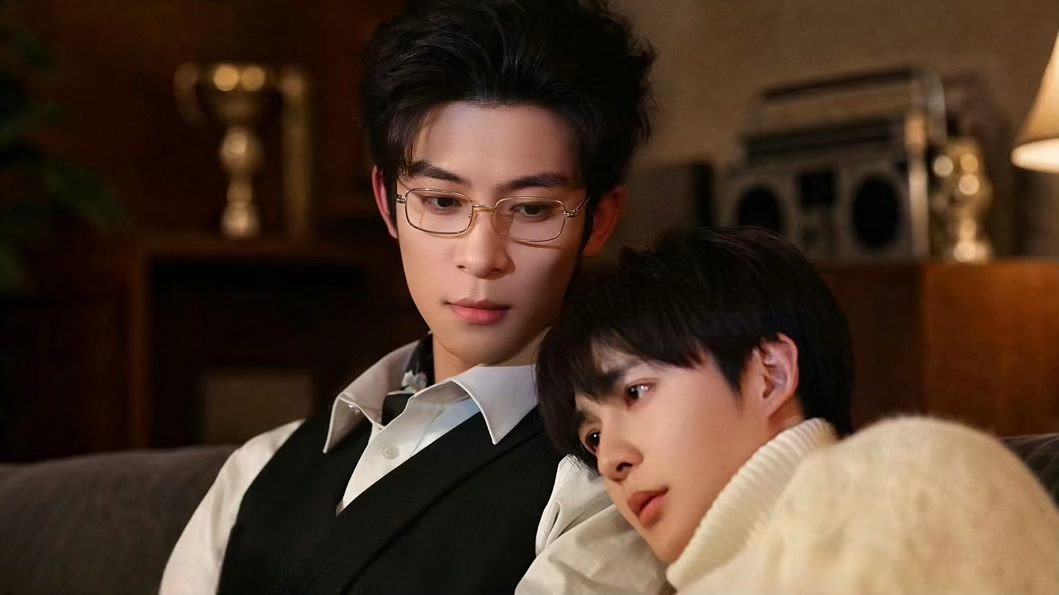 🚨 Trailer oficial de #BittersweetLove, novo BL chines que estreia em 3 de julho. Um pobre jovem abandona tudo e se casa com uma mulher poderosa para encobrir sua gravidez. Embora infeliz com ela, teve a sorte de ganhar um cunhado apetitoso e rico.