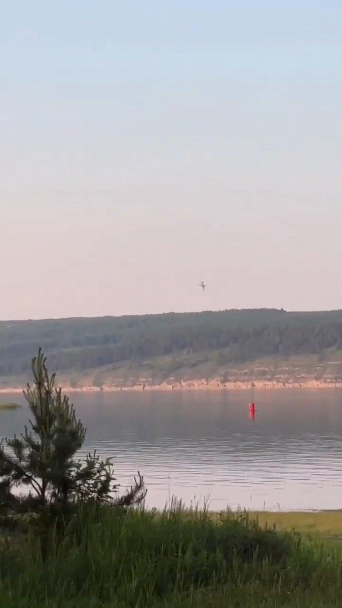 Reportedly footage of a Russian Tu-22M3 strategic bomber has crashing in Russia's Irkutsk Oblast. The Russian Ministry Of Defense stated the crew ejected prior to impact. Fly accordingly... ✈️ #russia #Tu22m3 #bomber #crash #MOD #russian