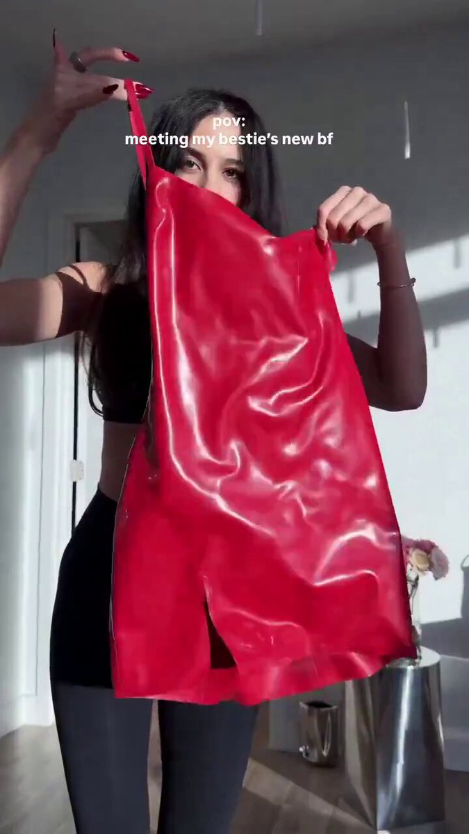 ela mostrando como se deve vestir vestidos de látex