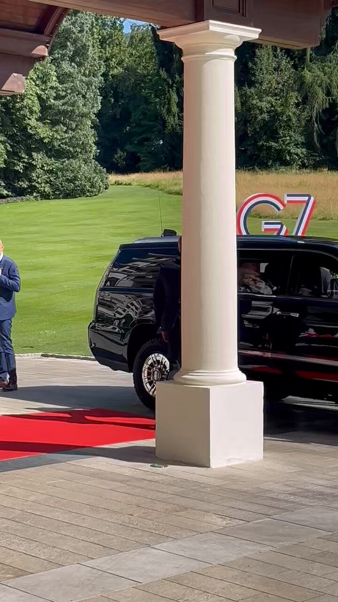 🔴 Donald Trump accueilli à Evian par… le chef du protocole de l’Elysée, et non par Emmanuel Macron comme c’était pourtant prévu… 🤔