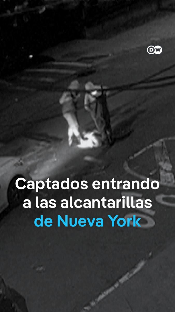 Investigan videos de personas entrando en las alcantarillas de Nueva York Cámaras de seguridad han grabado a varias personas abriendo tapas de alcantarilla por la noche y desapareciendo bajo las calles de Nueva York. La policía cree que buscan objetos perdidos para venderlos, pero las autoridades advierten: entrar al sistema de alcantarillado es ilegal y extremadamente peligroso. /es