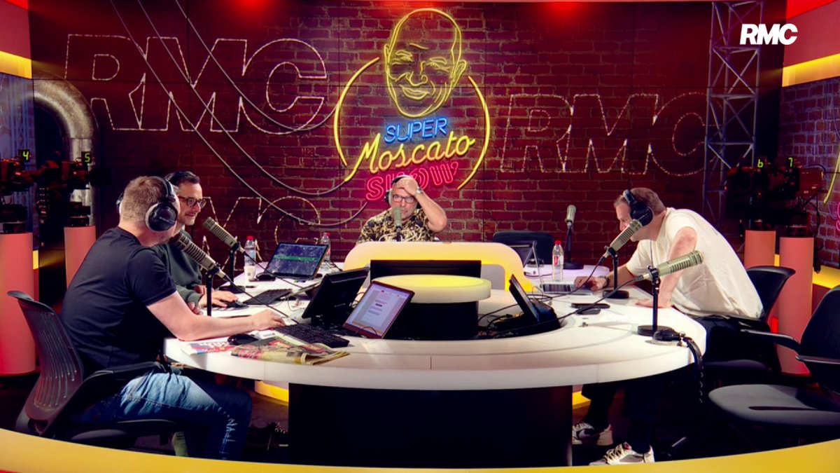 Dugarry raconte sa première rencontre particulière avec Vincent : "Quand je jouais aux Girondins, je suis allé voir Bègles jouer. Je suis descendu dans les vestiaires et j'ai eu la peur de ma vie. Je voyais des mecs se mettre des coups de tête dans le mur. J'étais effrayé." 😂