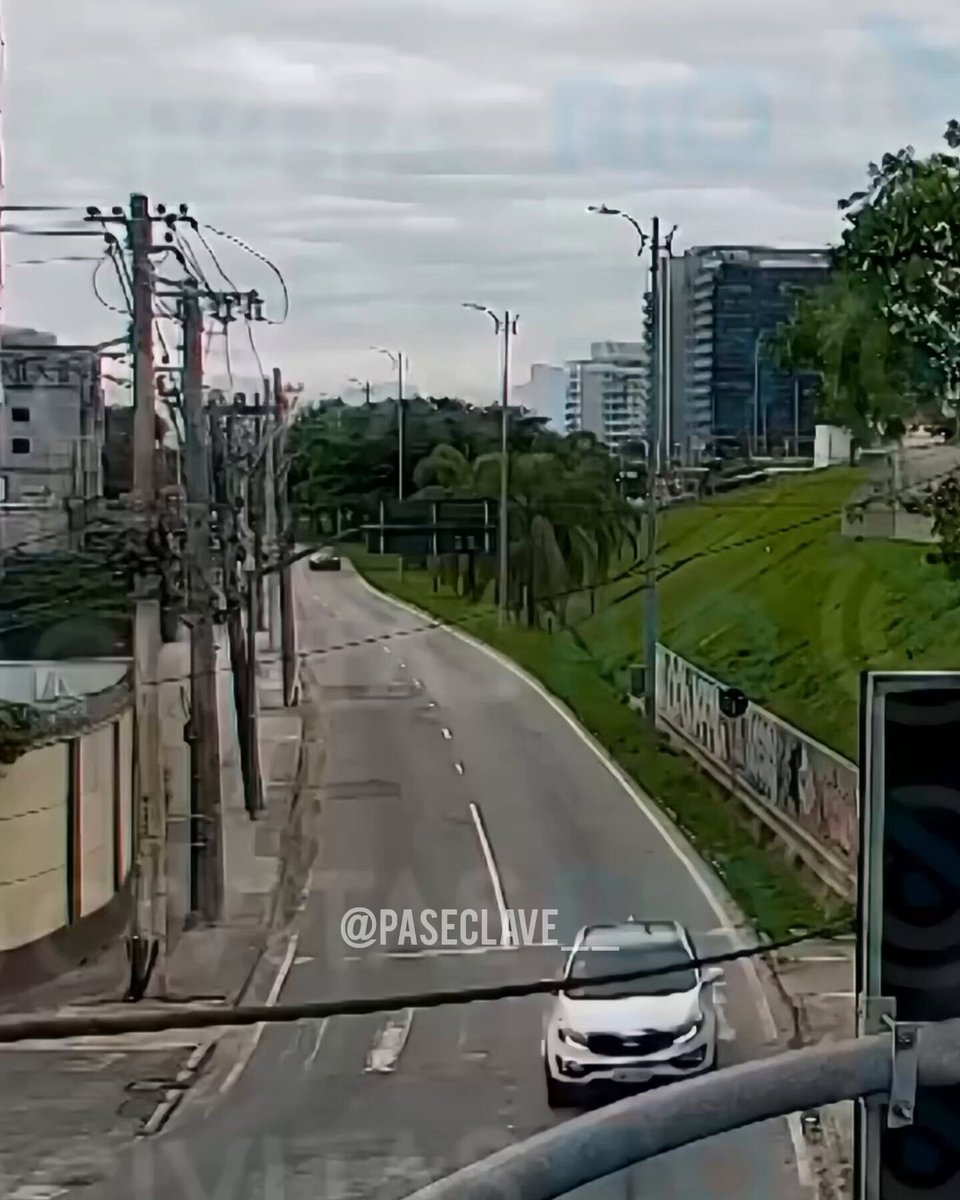 💥🚁 ¿NO FUE UN ACCIDENTE? Se conoció un video en el que se ve cómo uno de los dos helicópteros se dirige DIRECTAMENTE hacia el otro, provocando el choque y con él la muerte de Gaspi y otras cinco personas. El caso ya está siendo investigado por las autoridades brasileras 🇧🇷.