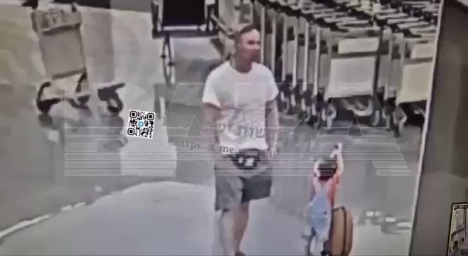 Este video me rompió el corazón 💔 Vladimir Vitkov, bielorruso de 31 años, voló desde El Cairo, se acercó a una familia afgana en la zona de recogida de equipaje y, de repente, agarró y arrojó a su hijo de dos años. El niño terminó en coma, con fractura de cráneo y columna y se salvó la vida de milagro. Vitkov fue arrestado, con rastros de cannabis en su sangre. No está claro que lo motivó a cometer este acto salvaje e inhumano.