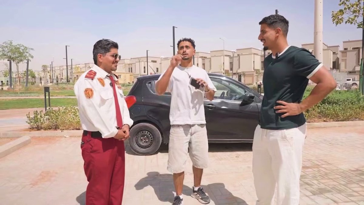 ايمن فجرها بمقطع اليوم 🤯 تخيلو عنده اغراض كثيرة في شقته يبي يتخلص منها وبدل مايبيعها راح ووزعها على متابعيه مقابل الفوز في تحدي على بالكم تحديات قوية لا لا مررا بسيطة اخر تحدي كان هو القنبلة سوا قرعة بين خويه و احد متابعيه والي يفوز ياخذ السيارة طبعا بالفيديو تعرفون مين فاز. تشوفون ايمن يستحق لقب سقف المحتوى باليوتيوب ؟
