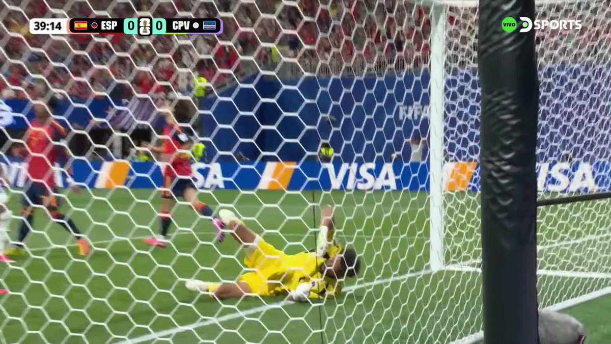 "Vozinha" Porque atajó esta pelota con la verga para mantener el empate parcial de Cabo Verde ante España por el Mundial 2026. Está atajando completamente desnudo el caboverdiano pijudo hijo de re mil puta.