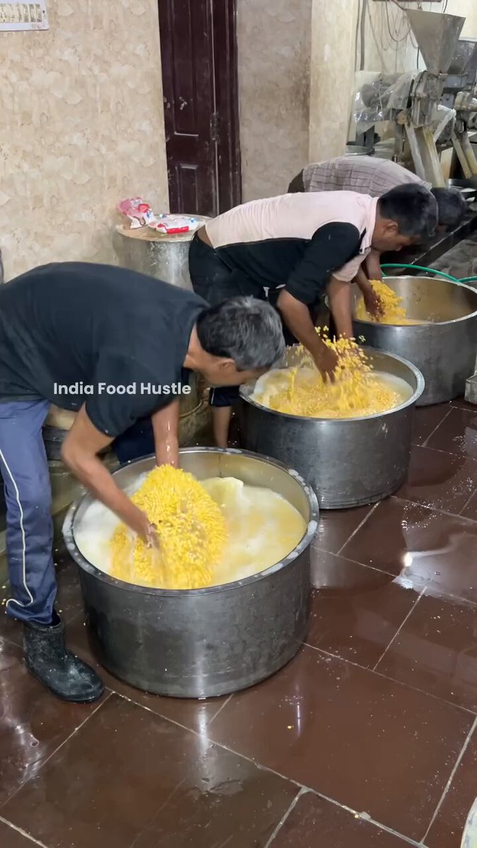 How Khaman Dhokla is made in Gujarat😱