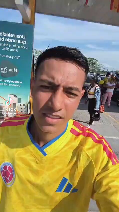 Le quitó la plata a AbeNarco, tanqueó la moto full, le dieron la camisa de la selección Colombia, 100 mil pesos y va a votar por el doctor Iván Cepeda Castro.
