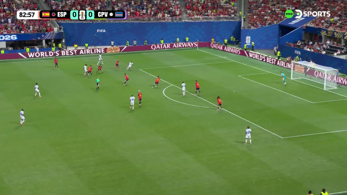 ¡LO TUVO CUCURELLA! El lateral izquierdo de España tuvo el 1-0 pero su cabezazo fue débil y terminó en las manos de Vozinha, el arquero de Cabo Verde.