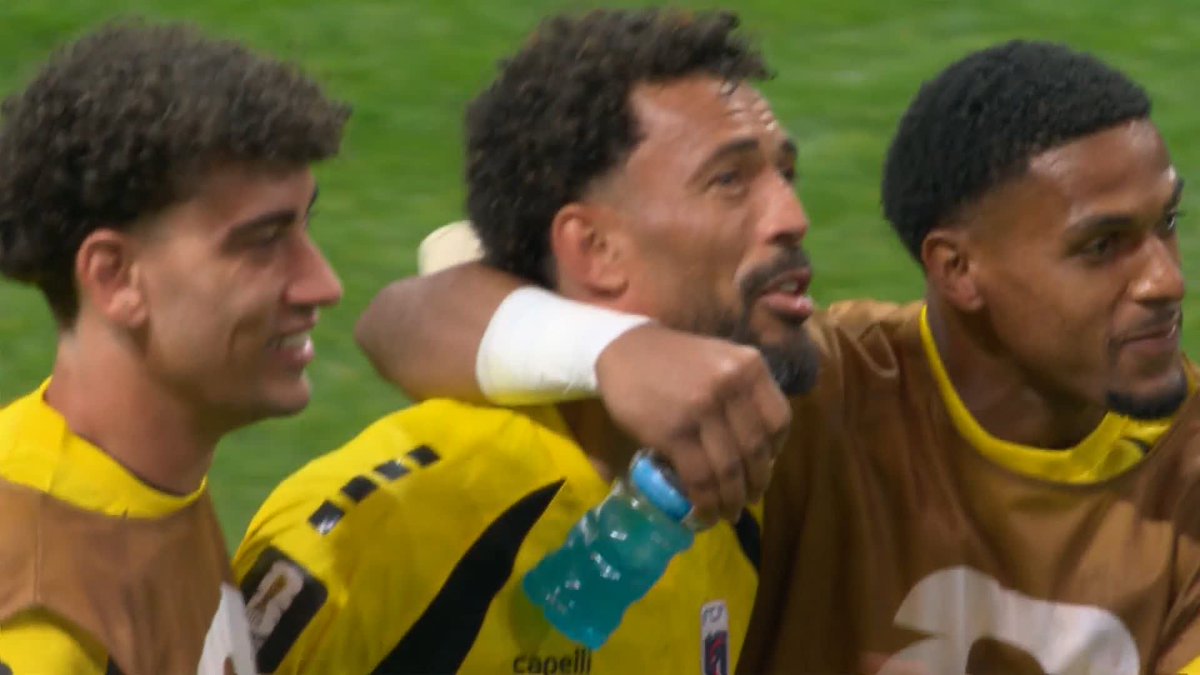 Look at Vozinha at the end of this. Utterly emotionally drained. Amazing.