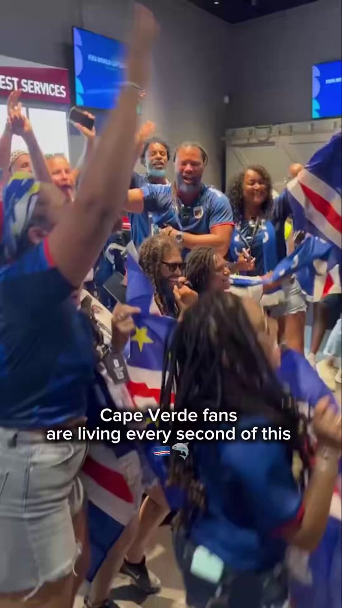 Dünya Kupası’nda büyük sürpriz… Turnuvaya ilk kez katılan Cape Verde, Avrupa şampiyonu ve turnuvanın en büyük favorilerinden İspanya’yla Atlanta’da golsüz berabere kaldı. Sahada baştan sona üstün olan İspanya tam 27 şut çekti, ancak 40 yaşındaki kaleci Vozinha’nın kurtarışlarına takıldı. 🇨🇻Cape Verde; Batı Afrika’nın açıklarında, Atlantik Okyanusu’nda yer alan 10 adadan oluşan 500 bin nüfuslu bir ada ülkesi.
