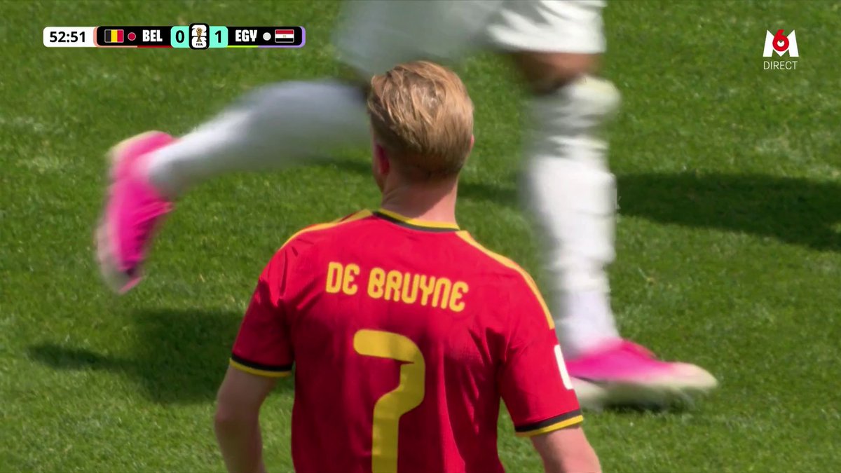 KEVIN DE BRUYNE TROUVE LE POTEAU SUR CE COUP-FRANC DIRECT !!! 🎥 M6 - Coupe du Monde de la FIFA 2026™