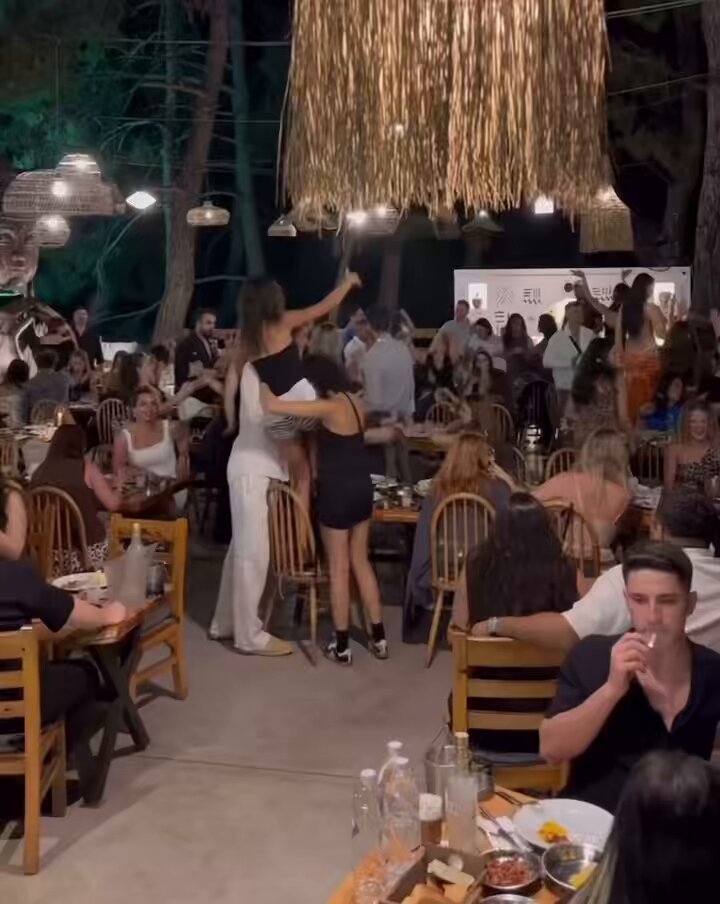 İlk videoda herkes görmemiş gibi yaparken lidyanın şak diye telefonu çıkarıp videoya çekmesi SMSMDKDMDMDMFKFKKFFK
