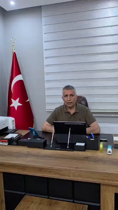 Polis memuru bir anne düşünün... Eşinden şiddet gördüğü için ayrılmak zorunda kalmış, otizmli evladıyla hayata tutunmaya çalışan bir anne... Maddi olarak tükenmiş, psikolojik olarak yıpranmış, hayatın yükünü tek başına omuzlamak zorunda kalan bir anne... Biz bu meslektaşımıza destek olamayacaksak, yaşadığı mağduriyetin giderilmesi için çaba göstermeyeceksek, ne için yaşıyoruz? Allah aşkına, siz ne için varsınız? Emniyet Teşkilatı personeli bir annenin, böylesine ağır şartlar altında otizimli evladıyla tek başına yaşam mücadelesi verirken bu mağduriyetine sessiz kalacaksak, sahip olduğumuz makamların, kurumların ve imkânların ne anlamı kalır? Lütfen bu annenin yaşadığı mağduriyeti görmezden gelmeyin... Size Allahın adıyla rica ediyorum Sayın Bakanım... Mustafa ÇİFTÇİ