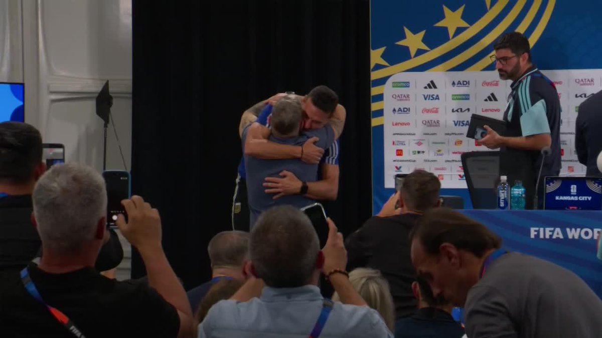¡GRAN MOMENTO! Tras la finalizar la conferencia de prensa, Lionel Scaloni buscó a Martín Palermo y nos regalaron este tremendo abrazo. ⚽ #ESPNMundial 📺 Mirá los mejores partidos de la #FIFAWorldCup por ESPN, en el Plan Premium de #DisneyPlus