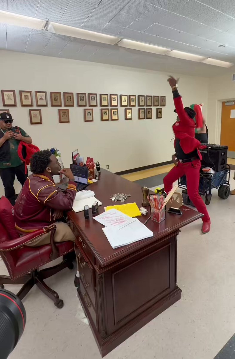 Kai Cenat was blown away by this streamer group as they started dancing to his song Bustdown Rollie Avalanche 😭😭