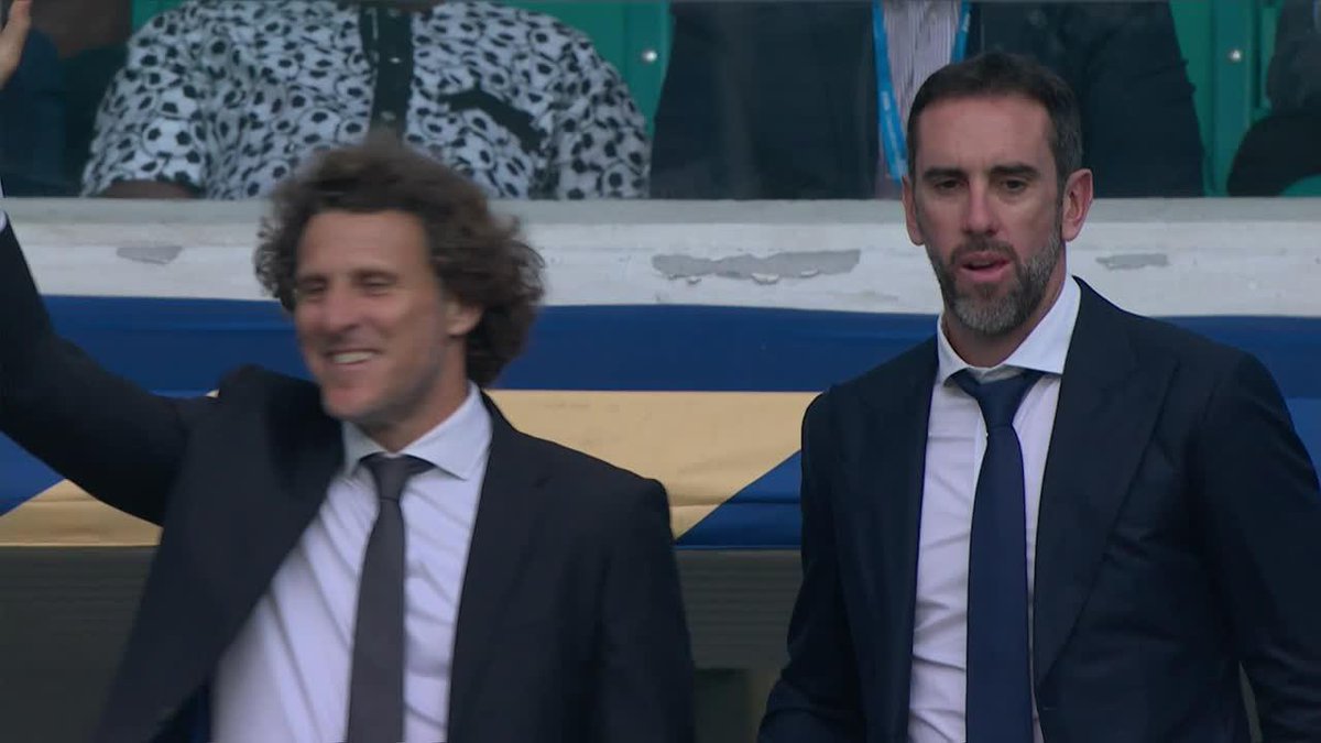 ¡Forlán y Godín, OVACIONADOS por la multitud Celeste que copó el Hard Rock Stadium, en la previa de Uruguay vs. Arabia Saudita! ⚽ #ESPNMundial 📺 Mirá los mejores partidos de la #FIFAWorldCup por ESPN, en el Plan Premium de #DisneyPlus