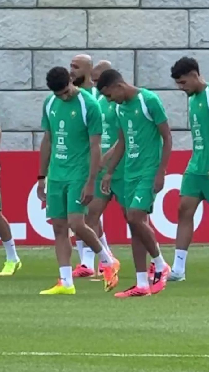 🇲🇦 Petit moment de complicité (et de chambrage 😂) entre Achraf Hakimi et Azzedine Ounahi à l'entraînement.