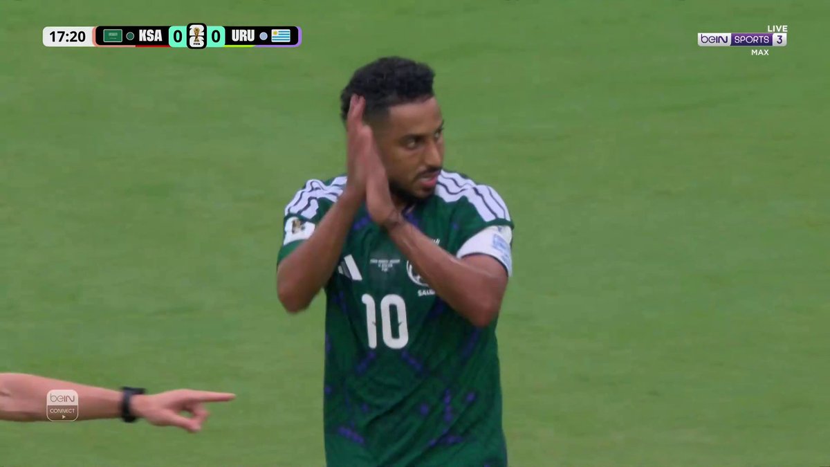 محاولة من سالم الدوسري.. والكرة تمر بجوار المرمى