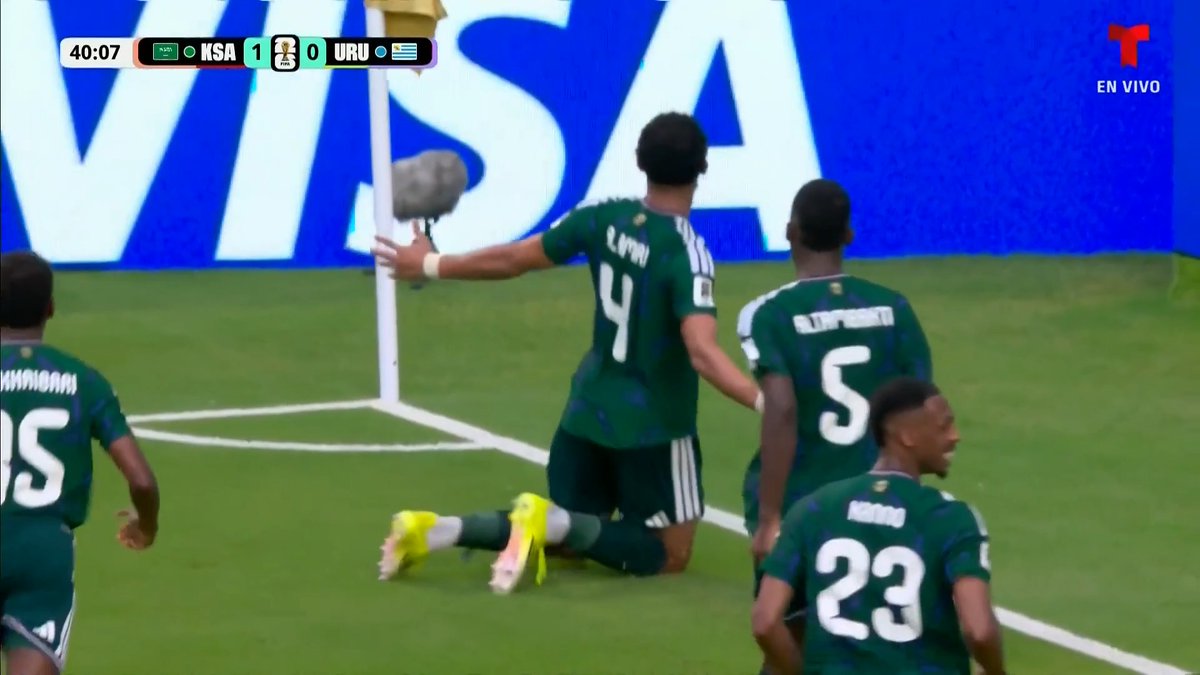 ¡SORPRENDEN A URUGUAY! Abdulelah Al-Amri aprovecha un error en el área y firma el primero para Arabia Saudí.