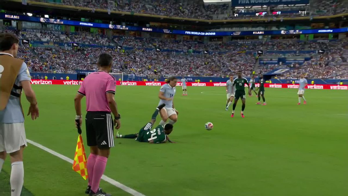 ¡¡LA POLÉMICA!! Al Harbi le dejó marcados todos los tapones en el cuadriceps a Canobbio. El árbitro ni siquiera cobró falta y el VAR no llamó... ¿Qué te pareció? ⚽ #ESPNMundial 📺 Mirá los mejores partidos de la #FIFAWorldCup por ESPN, en el Plan Premium de #DisneyPlus