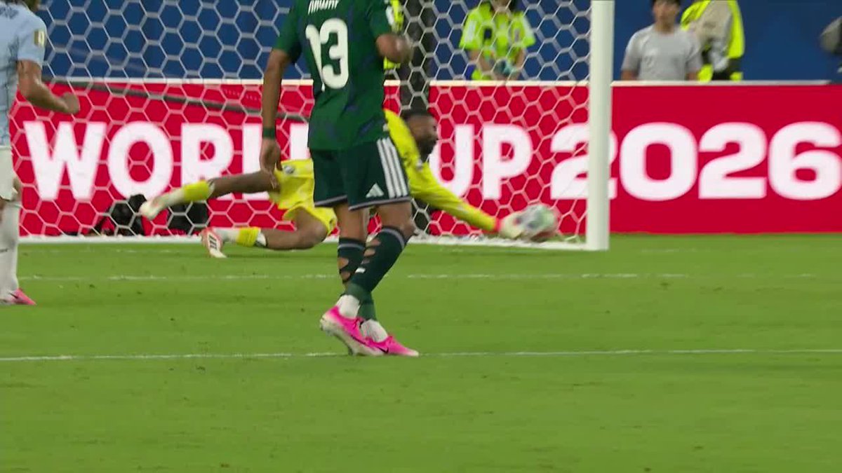 Fede Valverde sacó un fierrazo impresionante desde afuera del área, ya pasados los 90', y Alowais la rozó con el guante para evitar el 2-1 de Uruguay. De no creer... ⚽ #ESPNMundial 📺 Mirá los mejores partidos de la #FIFAWorldCup por ESPN, en el Plan Premium de #DisneyPlus