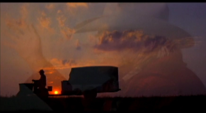 Evening viewing recommendation? On the Criterion Channel, watch David Lynch's THE STRAIGHT STORY (1999)! ❤️ Between the dark surrealism of his LA-set neonoirs, Lynch took a detour to America’s heartland for this surprisingly down-to-earth and heartfelt road movie—the film he described as “my most experimental.”