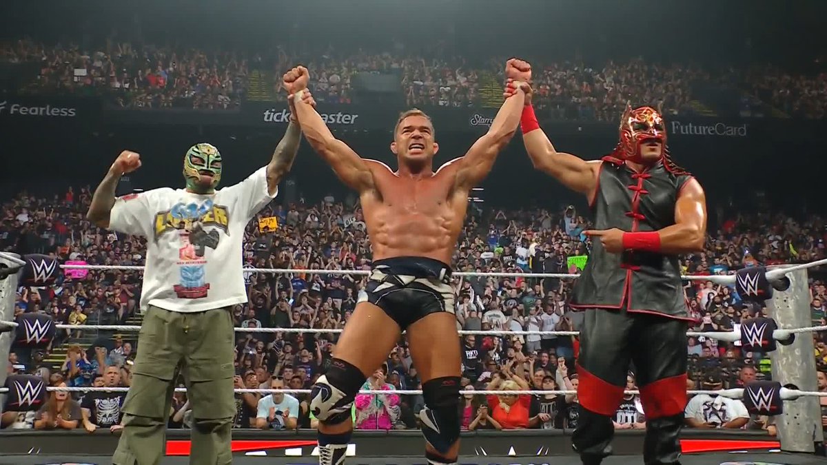 Rey Mysterio and Dragon Lee come to the AID of Chad Gable! 👏