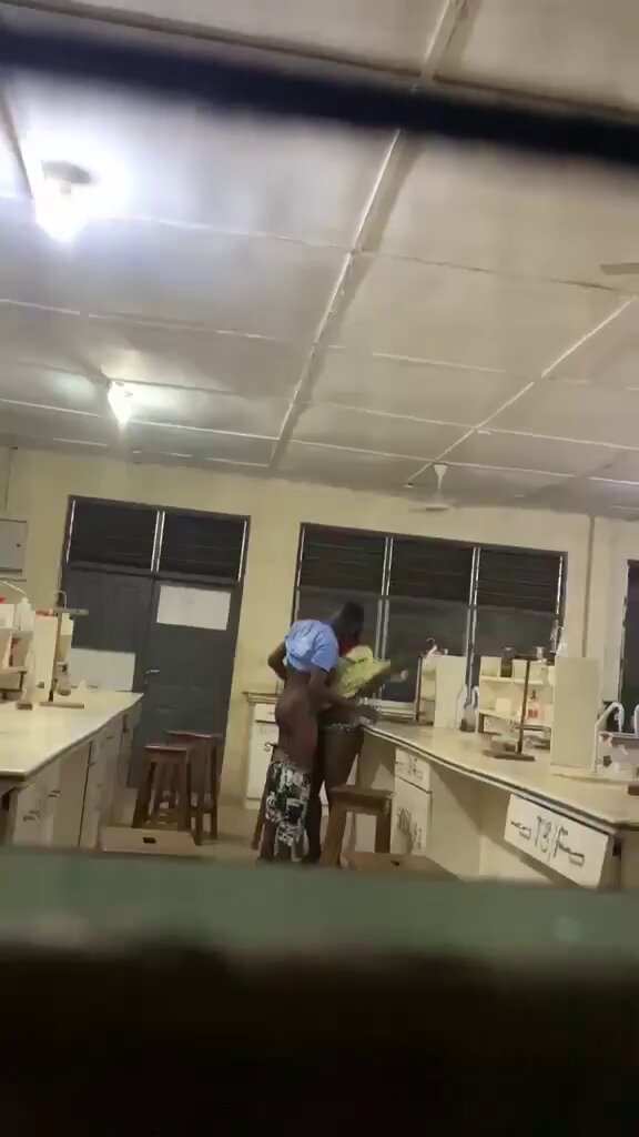 🚨 A science teacher at Bole Senior High School in Ghana’s Savannah Region was caught on video sleeping with a final-year student INSIDE the school science lab.
