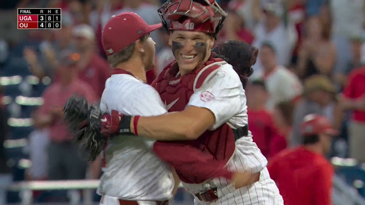 THE SOONERS STAY RED HOT 🔥 Oklahoma is 2-0 in Omaha‼️