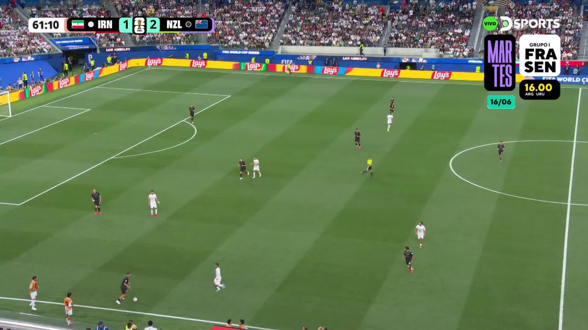RASPA TIM PAYNE Irán salía a la contra, pero el 2 de Nueva Zelanda cortó con esta patada en el campo rival. #MundialEnDSPORTS #FIFAWorldCup