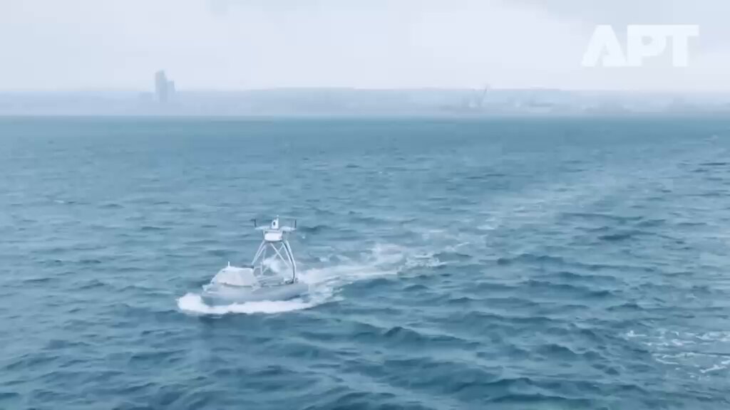 🇺🇸 The U.S. Navy is putting sea drones directly into the Baltic Sea playbook. During the exercise, unmanned surface vessels operated alongside the British Royal Navy and 15 NATO allies and partners, giving crews a close look at technology many countries don’t train with every day. The goal: test how these systems move near warships, how allied crews identify them, and how they respond when unmanned vessels show up in a real operating environment. The Baltic is already one of NATO’s most sensitive maritime zones. Source: APTNews (Youtube) / Writer: Sol