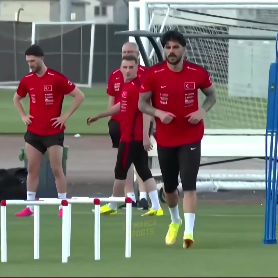 Eren Elmalı, saçlarını eski haline döndürdü.