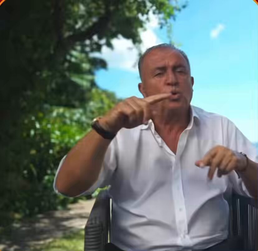İşsizlik kafasına vurmuş.!! Sahada utanması olmadığı gibi,saha dışında da bel altından vurmayı çok iyi biliyor.Çünkü bağlı olduğu camia kültürü ona bunu öğretti… Milli takımın en küçük tökezlemesi,aç kalmış sırtlanların hevesini artırmış.. Fonlar çalışmayınca belli ki paralar suyunu çekmiş. Avucunu yalarsın !!! TFF
