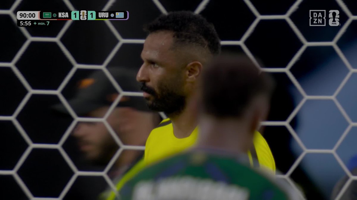 En el España - Cabo Verde su portero fue el jugador del partido. Ayer el guardameta de Arabia Saudí se convirtió en una mezcla entre Neuer, Buffon y Casillas prime. Adivinad contra quién es el próximo partido de la selección española. No merecemos esto