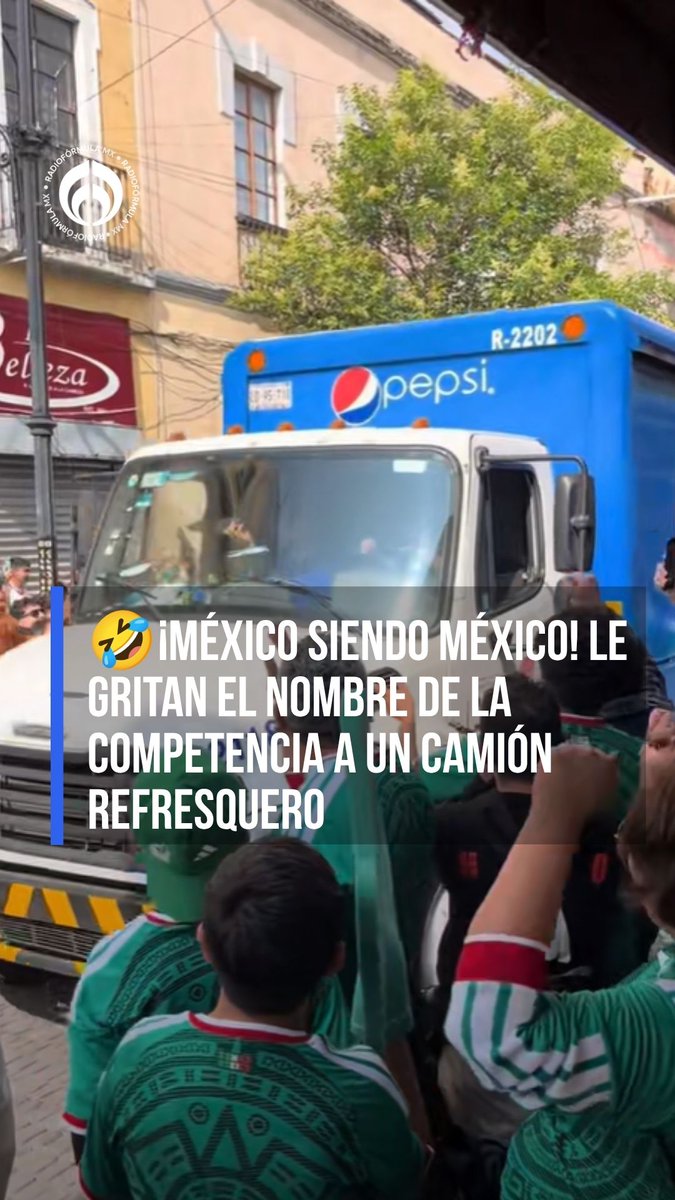 😂🥤 ¡México siendo México! Un grupo de mexicanos encontró una nueva forma de divertirse: gritarle a un camión de refrescos el nombre de su principal competencia mientras avanzaba por la calle. 🤣🚛