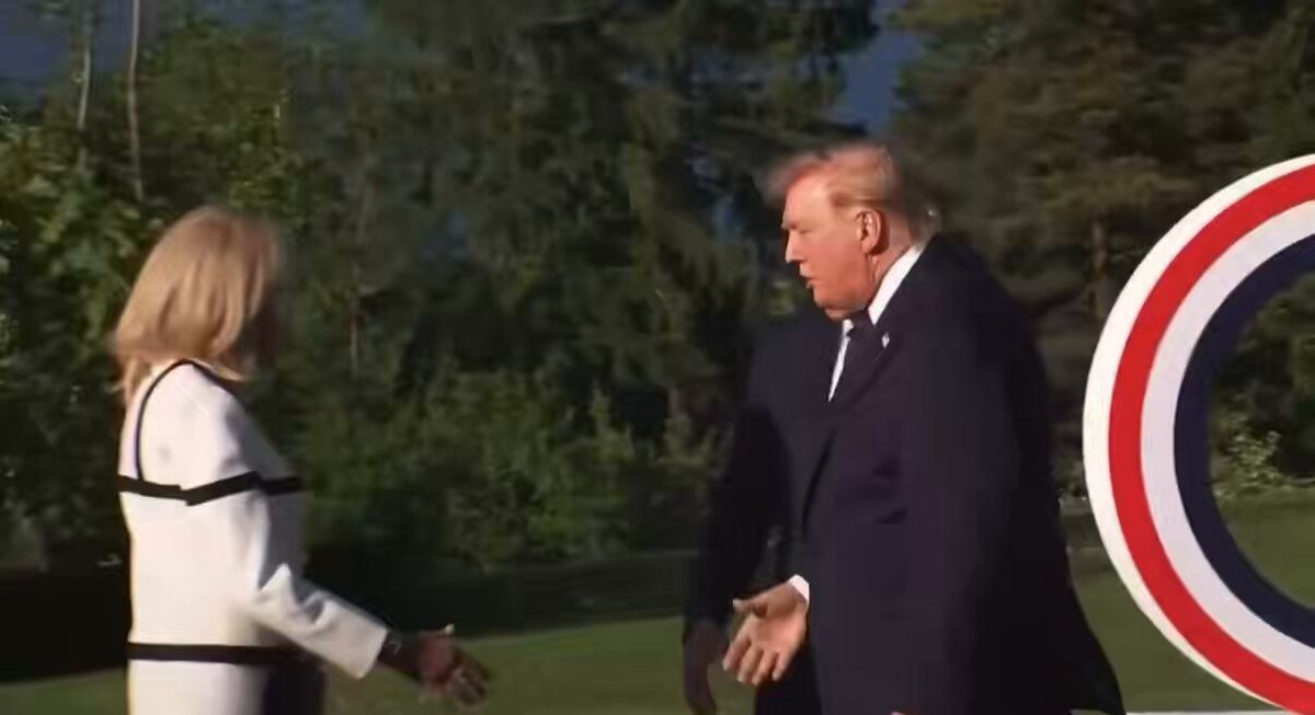 Cette fois ce n’est pas Macron, mais Brigitte, qui a eu droit à la poignée de main très musclée de Trump ! Vidéo ! ⤵️
