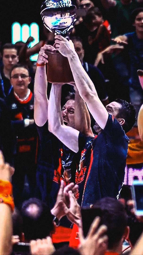 🔙🧡 Tal día como hoy, hace 9 años... Y si hoy es 16 de junio, esto significa que hoy cumple años nuestro título de la #LigaEndesa. Estos días más que nunca, porque Dubi es loco, pero la liga es nuestra 🧡
