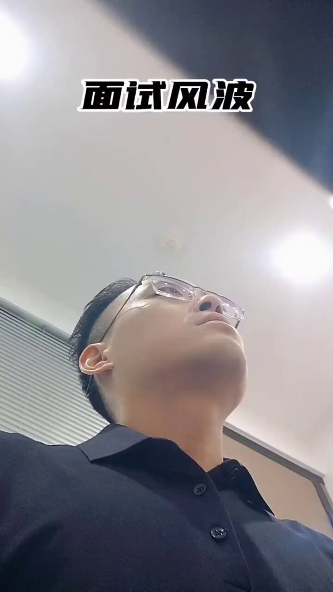 不良企业瞄准求职困难人群设套，假意邀约复试实则刷招聘KPI，到场便随意淘汰求职者。 淘汰后借机推销高价培训，诱导办理数万培训贷，所谓包分配只是简单岗位推荐。 求职者索要交通费与道歉虽得到满足，但难以抵消被骗造成的损失，此类套路需警惕。这是把求职者当成韭菜来割。