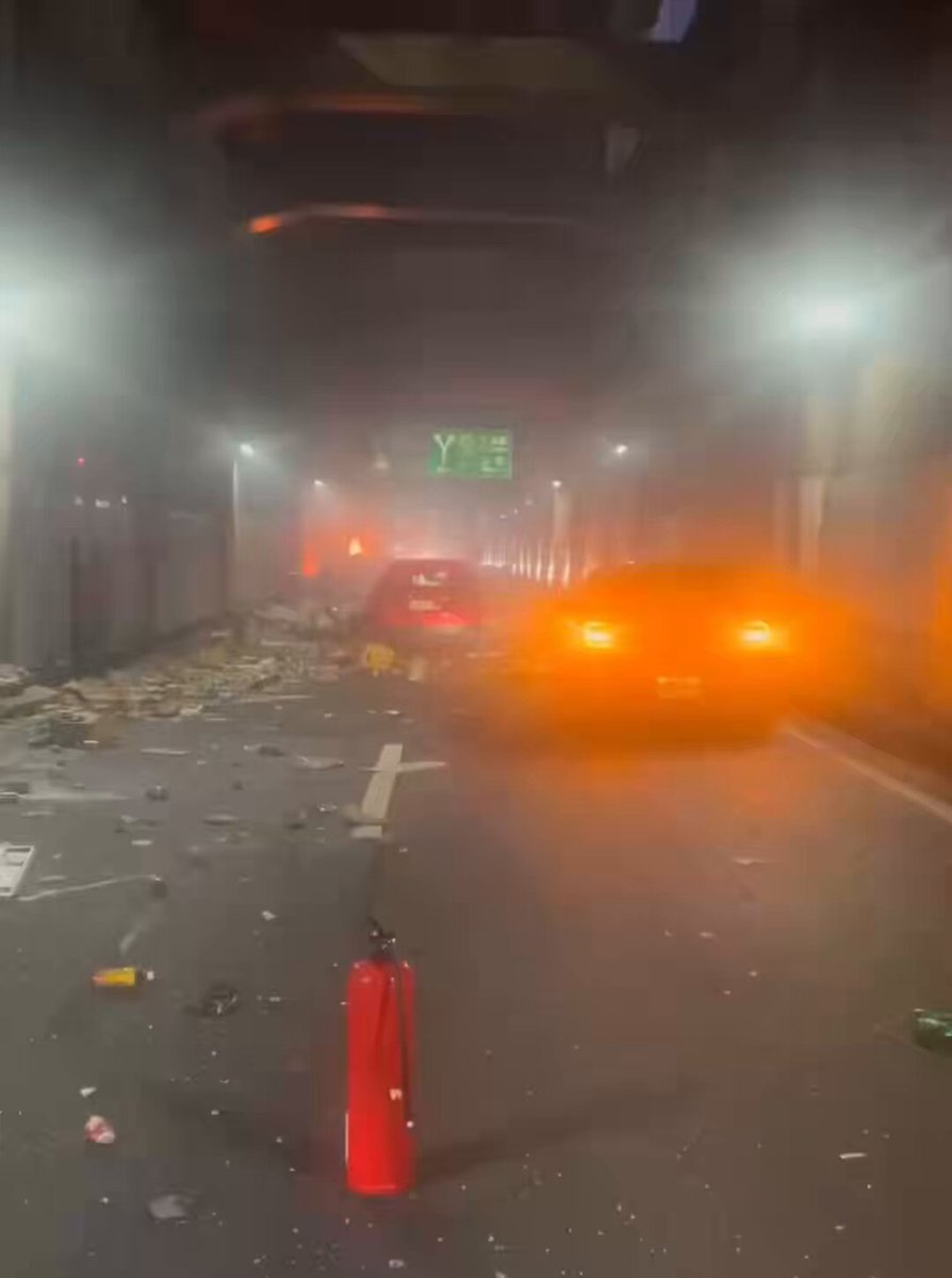🇯🇵 Crash in Tokyo’s metropolitan expressway tunnel created a Hollywood-like scene. Destruction and fires everywhere after a car rammed a truck, which led to a fire. Two people injured, nothing serious … just the tunnel is heavily damaged.