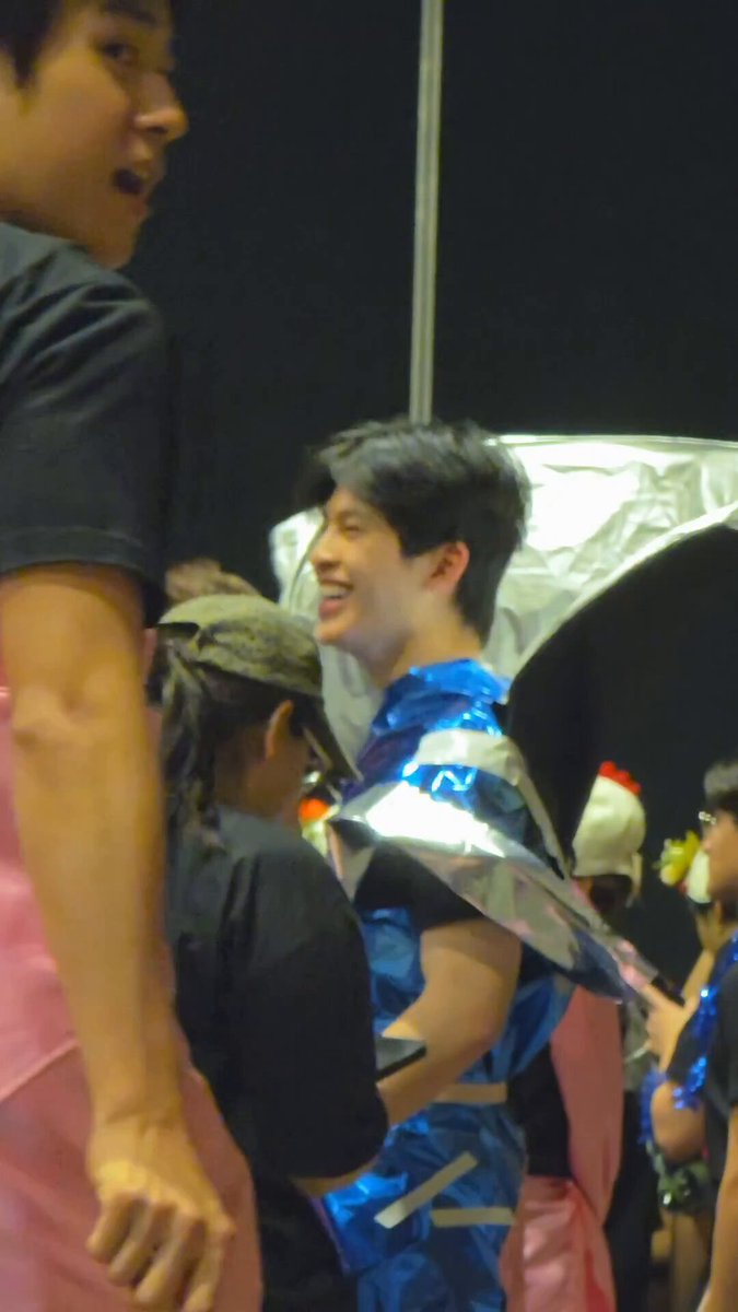 อันนี้คือพี่นิววี่ ซูมถ่ายปอนด์อยู่ดีๆ จังหวะที่ปอนด์หันมามองหาภว.อ่ะ (👀) เชื่อล่ะ ถ้าไม่เห็นก็คือมองหาอยู่นั้นแหละ จะหันกลับไปจนกว่าจะเห็น 🫣 PONDPHUWIN OFF DUTY 2026 #GMMTVOuting2026 #ปอนด์ภูวินทร์