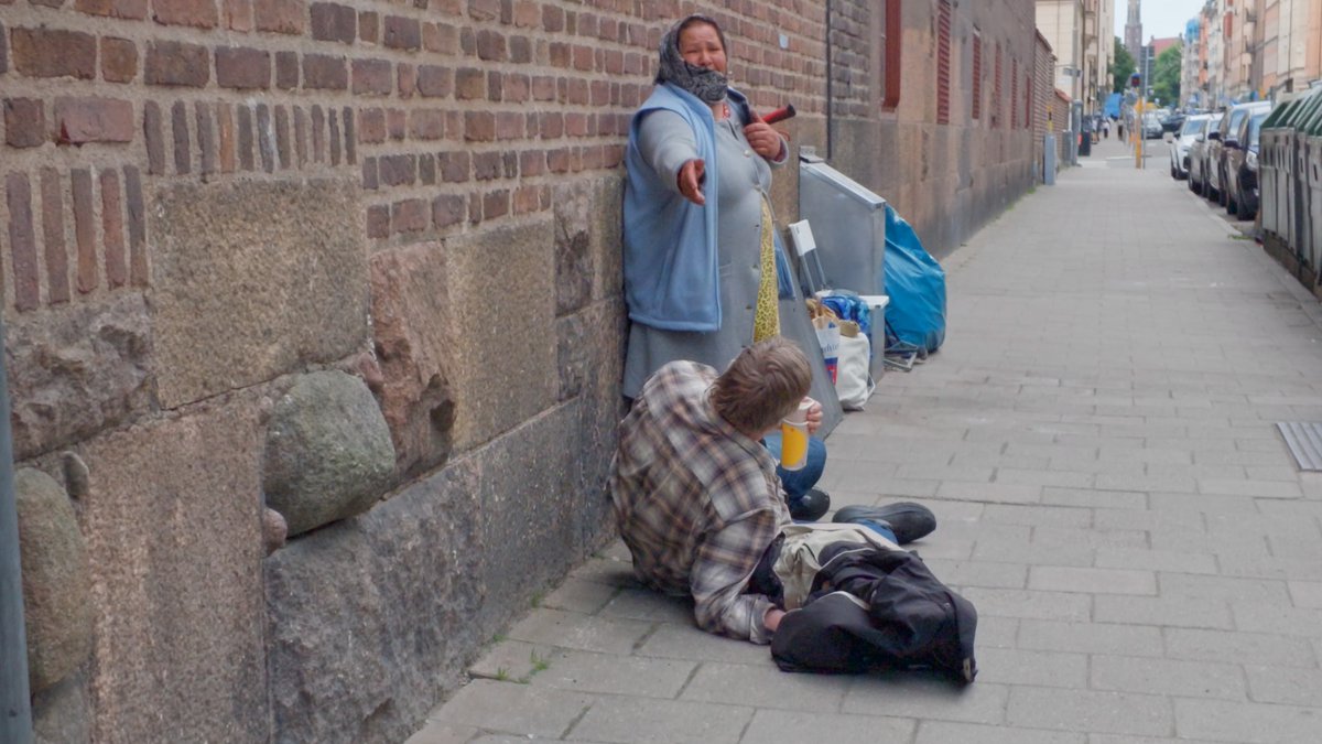 Har du funderat på varför svenska hemlösa inte längre syns till på många av de platser där de brukade sitta? Här är en del av svaret: De skräms bort av utländska tiggarligor.